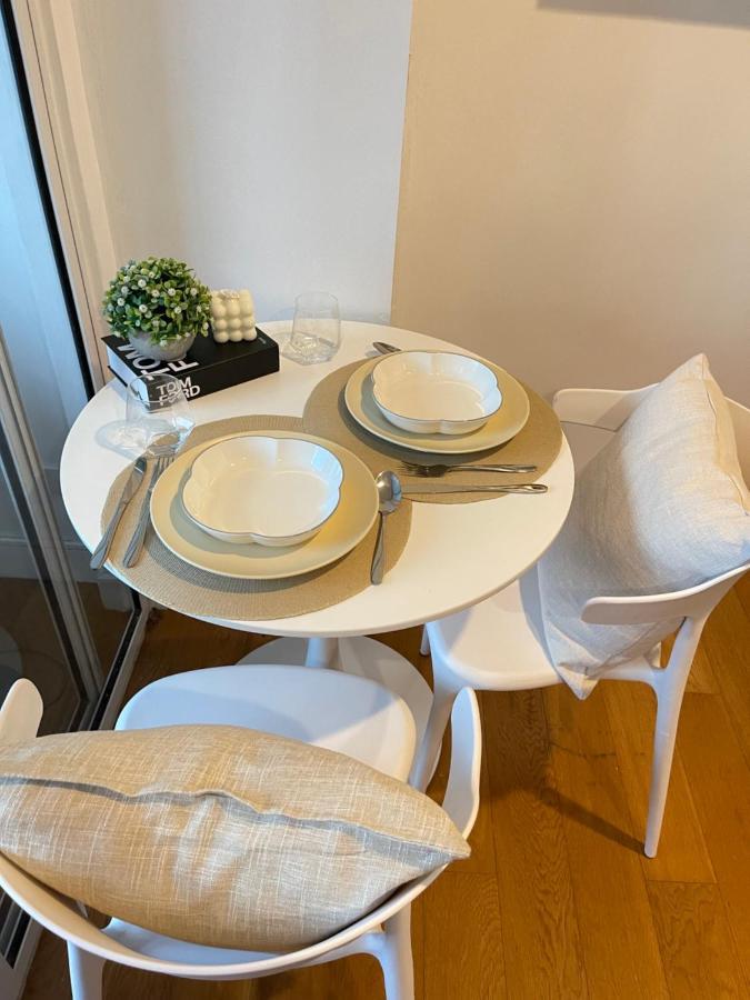 The Serene Escape Rockwell Makati City View 1Br Daire Manila Dış mekan fotoğraf